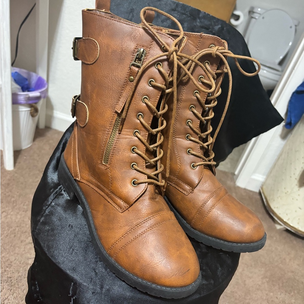 Zipper on the inside of the boot worn one time